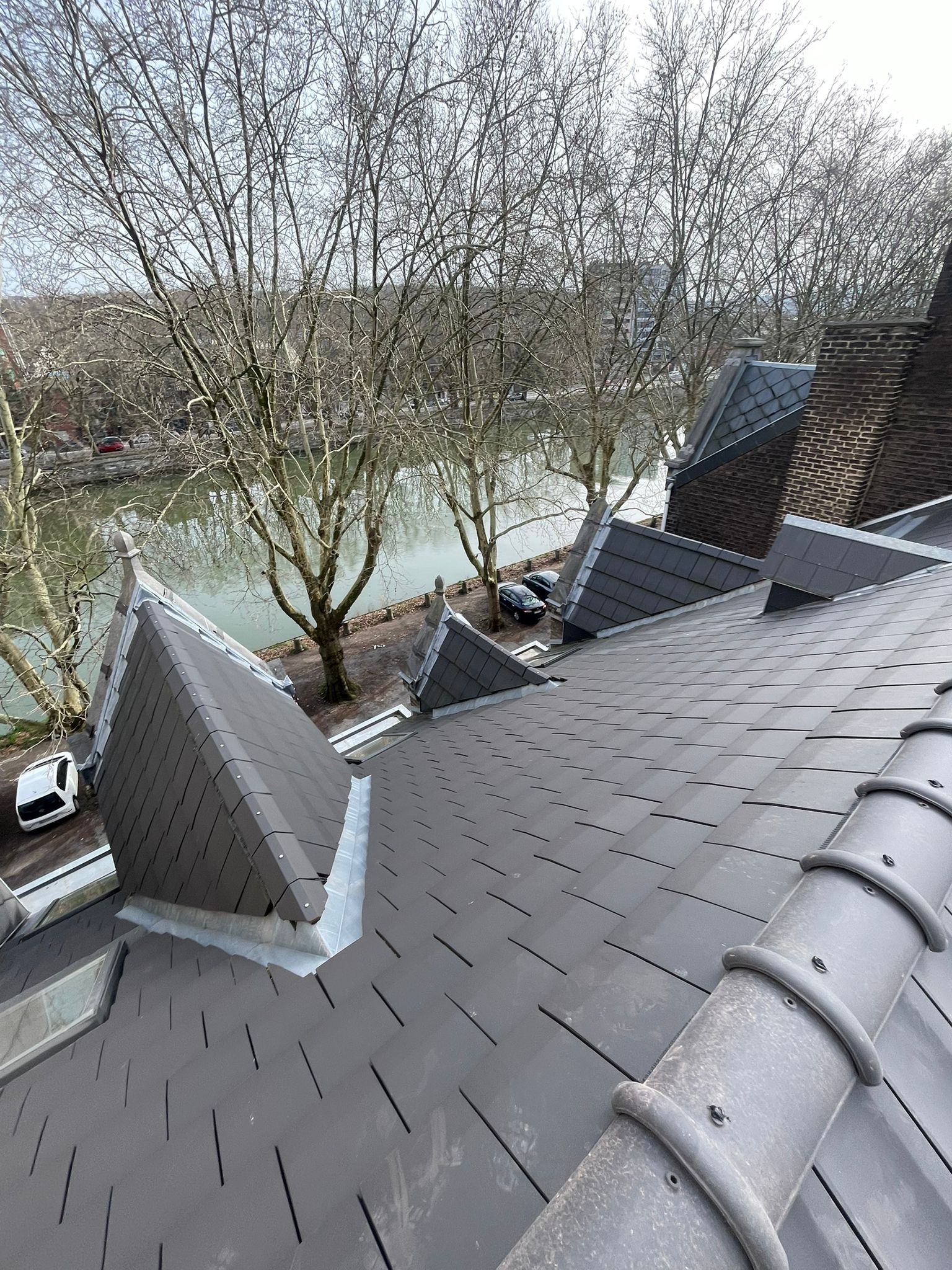 Pose de bardage anthracite — Bardage par Balo Toiture en Belgique